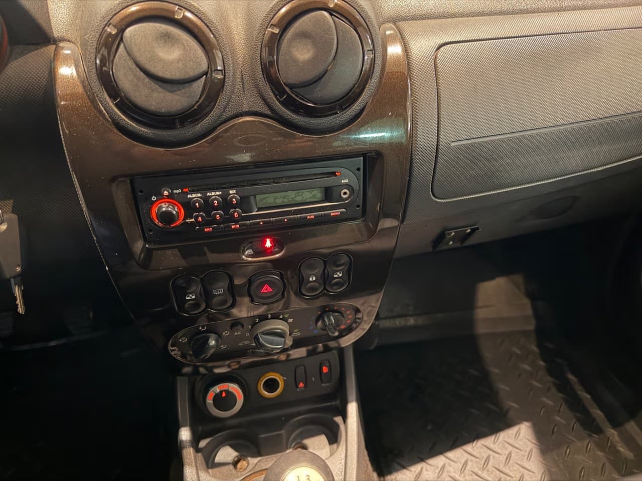 Dacia Duster — exteriörbild 14