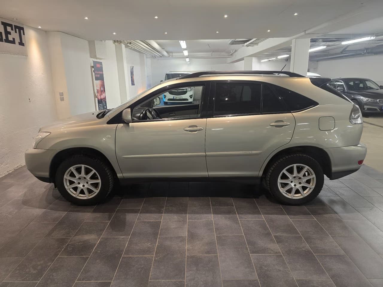 Lexus RX400h — exteriörbild 8