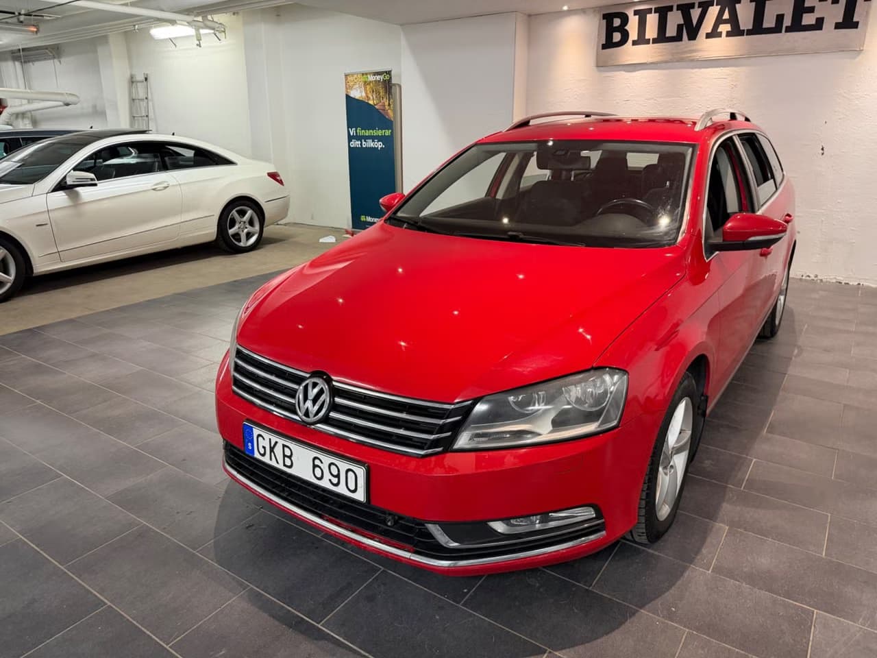 Volkswagen Passat, 2013, röd — huvudbild hos Bilvalet i Norrland