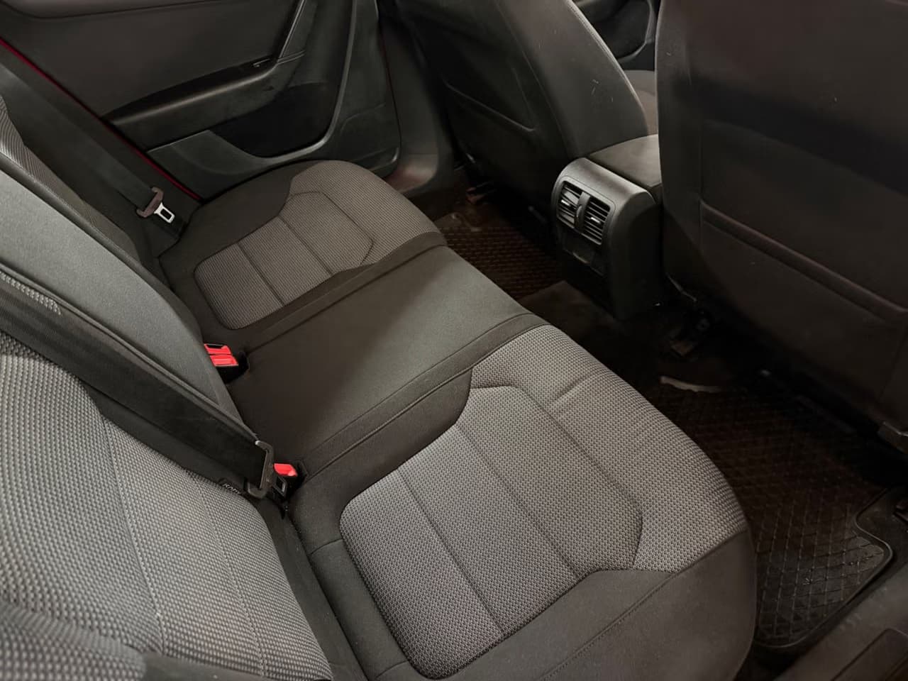 Volkswagen Passat — exteriörbild 13